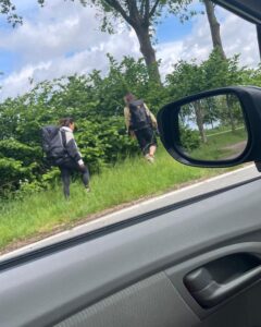 Guido Spek en Dilan Yurdakul langs de kant van de weg